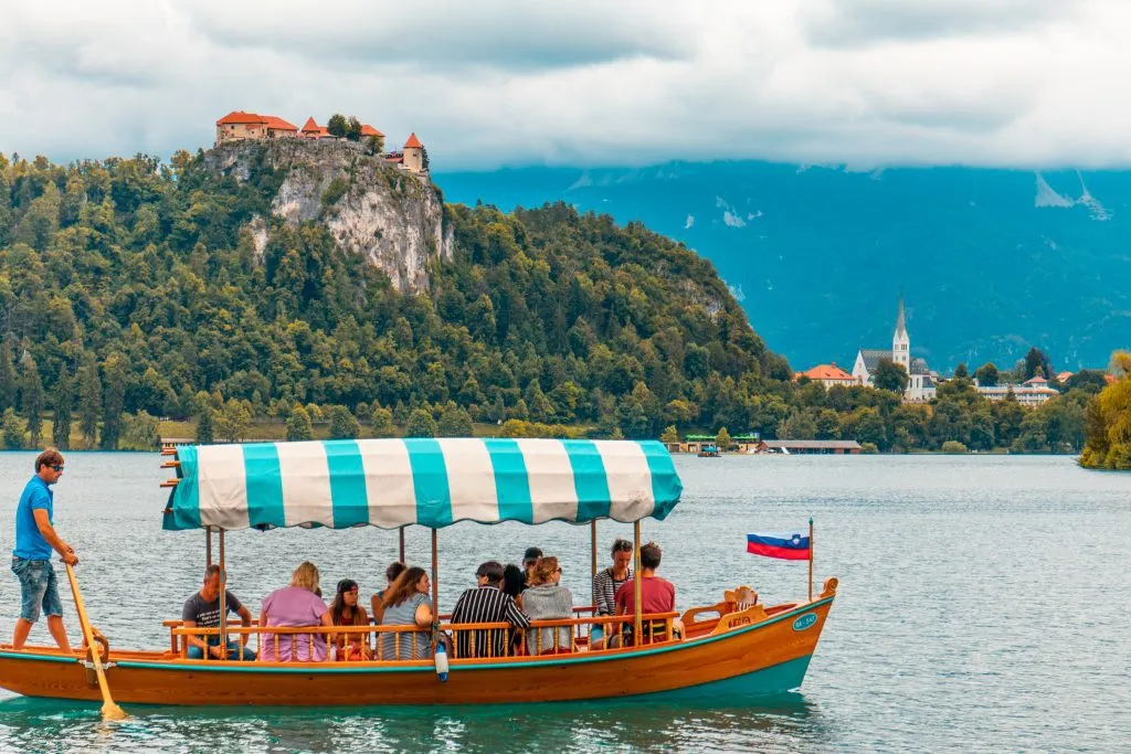 Cavalcata di Pletna e castello di Bled sullo sfondo