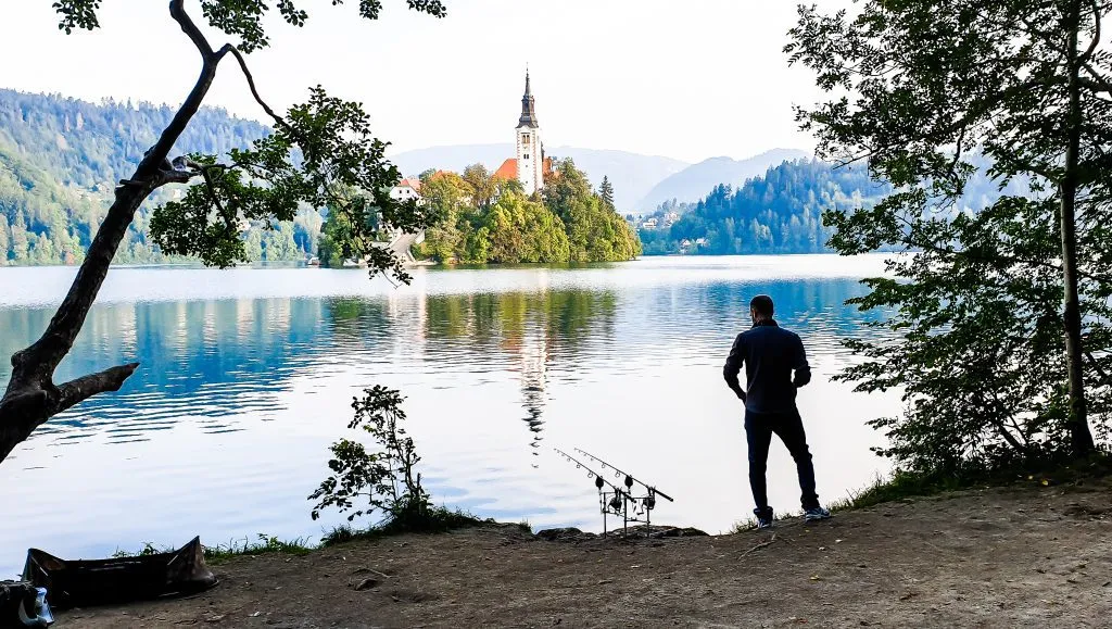 pesca sul lago di bled in slovenia